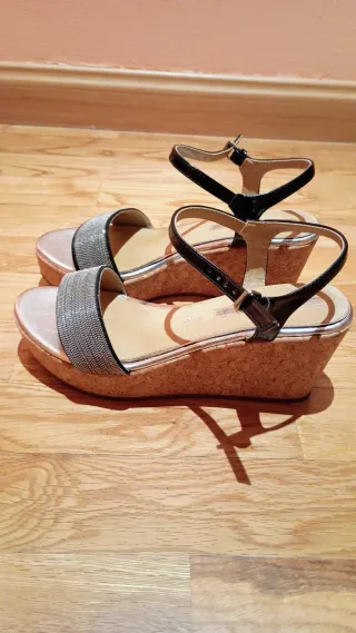 Sandalias de cuña plateadas y negras