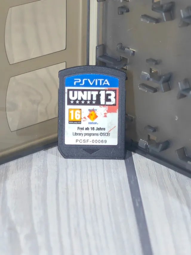 3 juegos PS Vita +Caja juegos