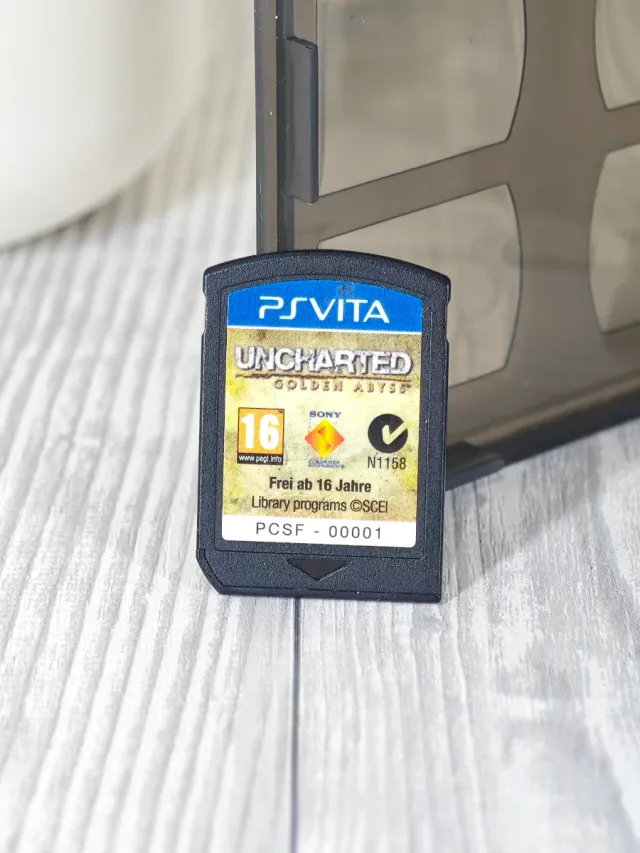 3 juegos PS Vita +Caja juegos