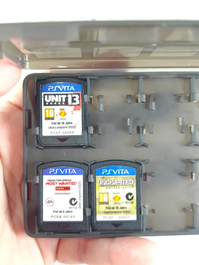 3 juegos PS Vita +Caja juegos