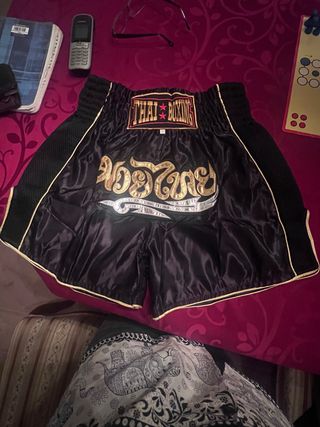Pantalón Muay Thai Negro y Dorado Sin Usar