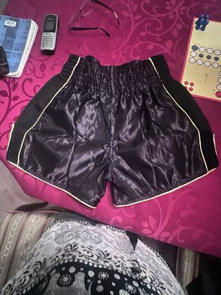 Pantalón Muay Thai Negro y Dorado Sin Usar