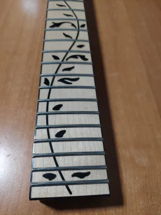 Mástil estilo Ibanez JEM con incrustaciones