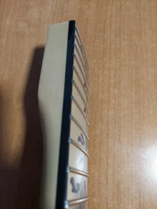 Mástil estilo Ibanez JEM con incrustaciones