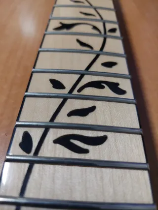 Mástil estilo Ibanez JEM con incrustaciones