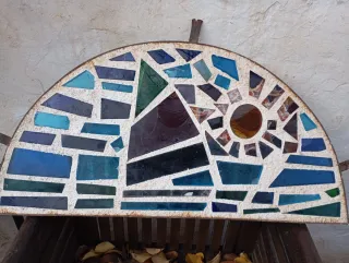 Vidriera de mosaico semicircular