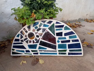 Vidriera de mosaico semicircular