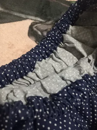 Falda y pañuelo de casera azul con lunares blancos