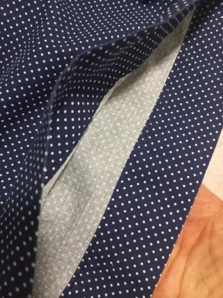 Falda y pañuelo de casera azul con lunares blancos