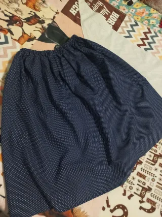 Falda y pañuelo de casera azul con lunares blancos