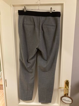 Pantalón traje Zara gris goma trasera