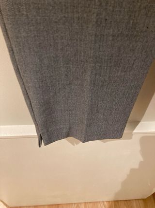 Pantalón traje Zara gris goma trasera
