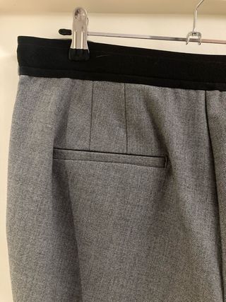 Pantalón traje Zara gris goma trasera