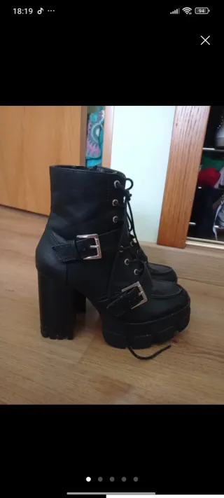 Botines negros tacón alto con hebillas