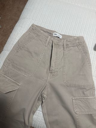 Pantalón cargo Zara beige