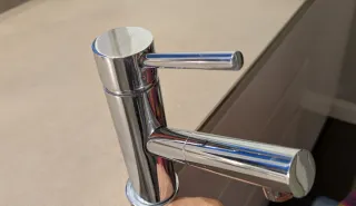 Grifo monomando de metal plateado