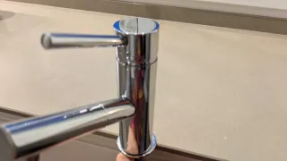 Grifo monomando de metal plateado