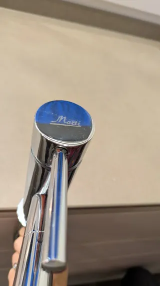 Grifo monomando de metal plateado