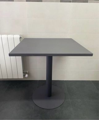 Mesa cuadrada Sklum metal negra