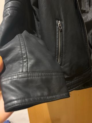 Cazadora efecto piel negra