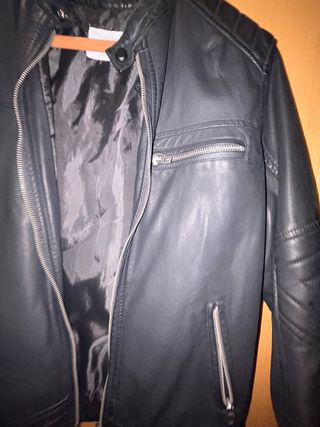 Cazadora efecto piel negra