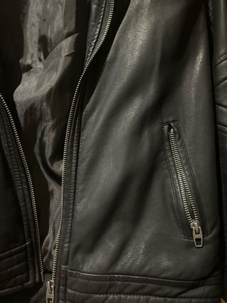 Cazadora efecto piel negra