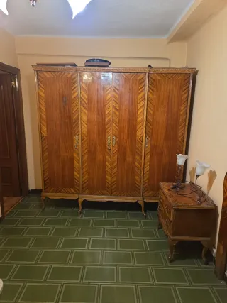 Armario antiguo de madera