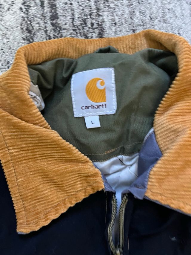 Carhartt Jacket – Durable Classic