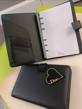 Agendas perfumes Dior Negra Corazón Dorado