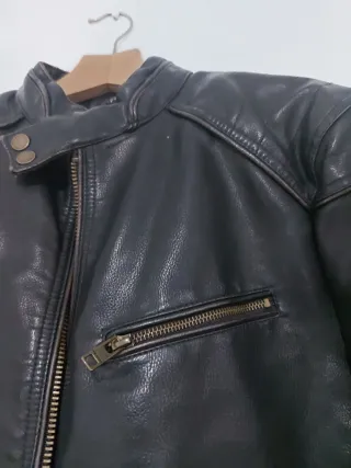Chaqueta negra de cuero estilo motero