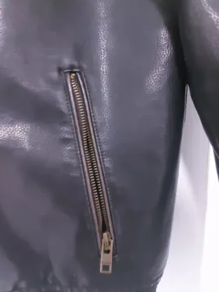 Chaqueta negra de cuero estilo motero