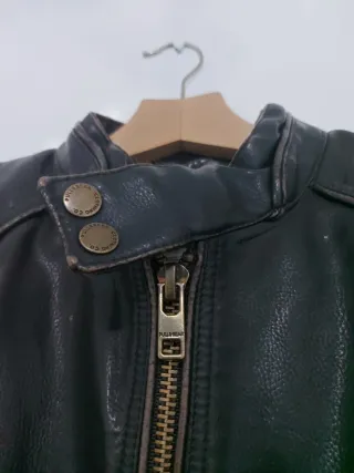 Chaqueta negra de cuero estilo motero