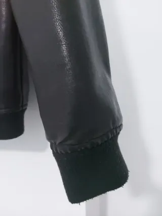 Chaqueta negra de cuero estilo motero