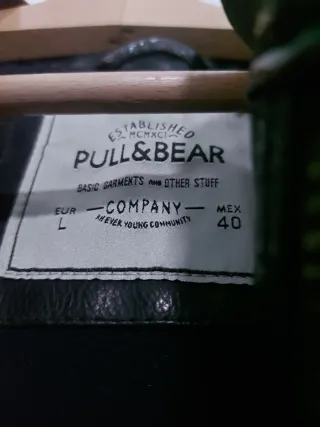 Chaqueta negra de cuero estilo motero