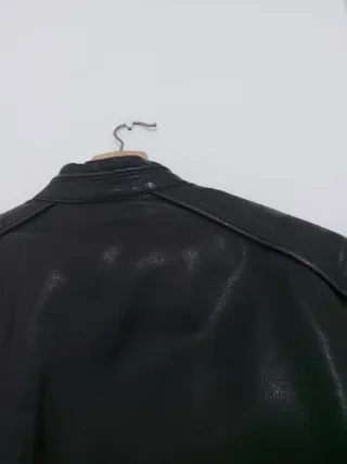 Chaqueta negra de cuero estilo motero