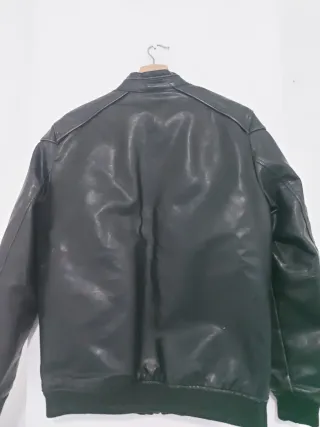 Chaqueta negra de cuero estilo motero