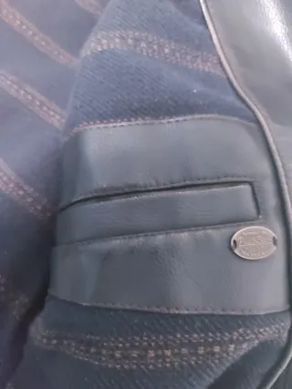 Chaqueta negra de cuero estilo motero