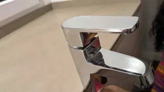 Grifo monomando de metal plateado