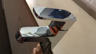 Grifo monomando de metal plateado