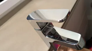 Grifo monomando de metal plateado