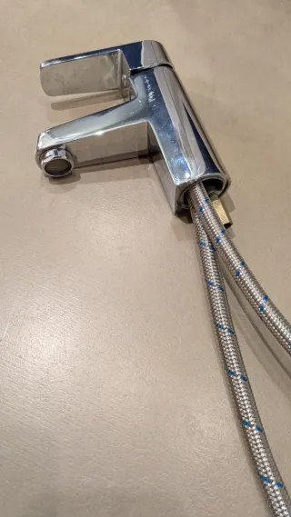 Grifo monomando de metal plateado