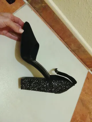 Zapatos de fiesta negros con tacón de brillos.
