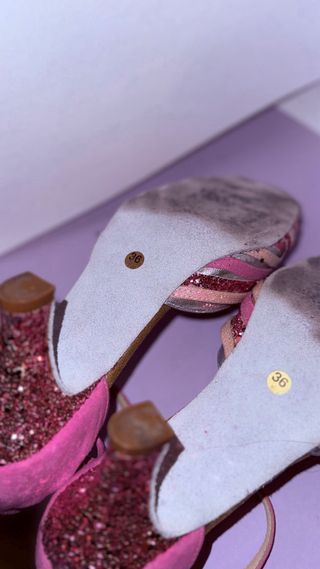 Zapatos de baile dorados y rosas