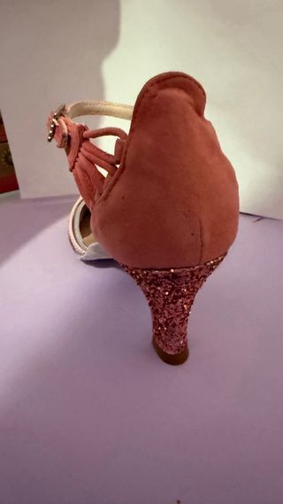 Zapatos de baile dorados y rosas