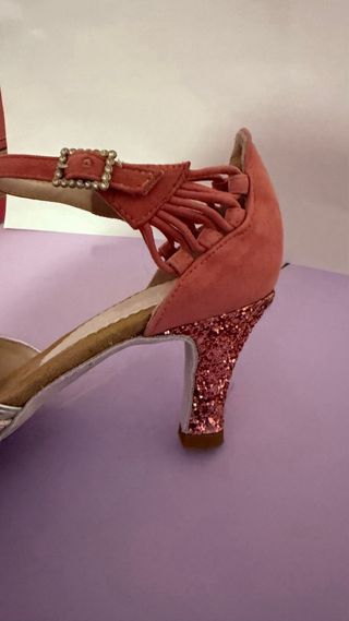 Zapatos de baile dorados y rosas