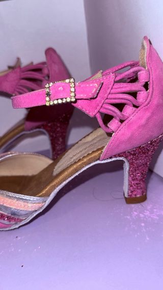 Zapatos de baile dorados y rosas