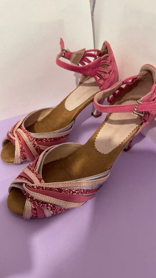 Zapatos de baile dorados y rosas