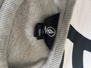 Sudadera Volcom gris con estampado