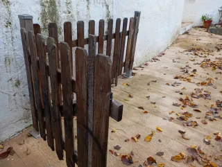 Valla de madera rústica