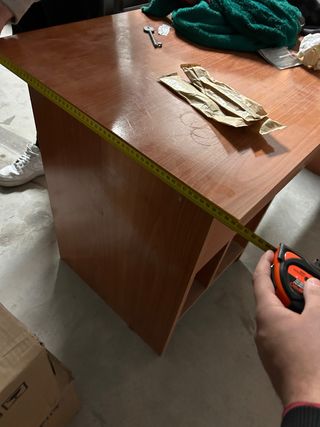 Escritorio de madera con cajón y estantes